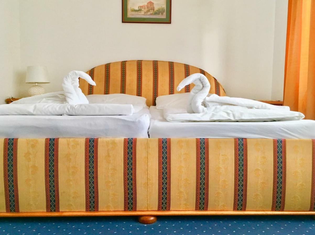 Hotel Wesselenyi เยอร์ ภายนอก รูปภาพ